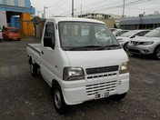 It is a picture of the white suzuki carry truck in 2002,First Photo Stock No.Y031963
