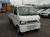 It is a picture of the white suzuki carry truck in 2002,Sub Photo 0 Stock No.Y031963