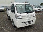 It is a picture of the white daihatsu hijet truck in 2019,First Photo Stock No.Y032113