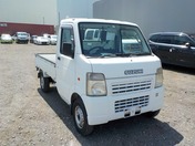 It is a picture of the white suzuki carry truck in 2006,First Photo Stock No.Y032134