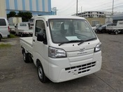 It is a picture of the white daihatsu hijet truck in 2019,First Photo Stock No.Y032196
