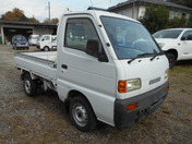 It is a picture of the white suzuki carry truck in 1996,First Photo Stock No.Y032329