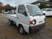 It is a picture of the white suzuki carry truck in 1996,First Photo Stock No.Y032337