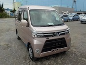 It is a picture of the light rose  daihatsu hijet deck van in 2020,First Photo Stock No.Y032347