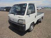 It is a picture of the white honda acty truck in 1996,First Photo Stock No.Y032362