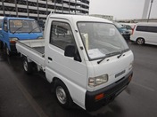 It is a picture of the white suzuki carry truck in 1994,First Photo Stock No.Y032364