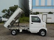 It is a picture of the white suzuki carry dump in 2012,First Photo Stock No.Y032368