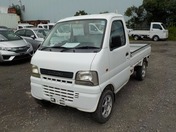 It is a picture of the white suzuki carry truck in 2002,First Photo Stock No.Y032461