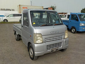 It is a picture of the silver suzuki carry truck in 2004,First Photo Stock No.Y032534