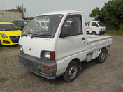 It is a picture of the white mitsubishi minicab truck in 1995,First Photo Stock No.Y032598