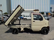 It is a picture of the beige  suzuki carry dump in 2004,First Photo Stock No.Y032619