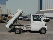 It is a picture of the white nissan clipper  dump in 2009,First Photo Stock No.Y032620