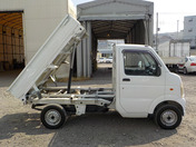 It is a picture of the white suzuki carry dump in 2006,First Photo Stock No.Y032635