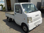 It is a picture of the white suzuki carry truck in 2004,First Photo Stock No.Y032762
