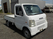It is a picture of the white suzuki carry truck in 2002,First Photo Stock No.Y033010