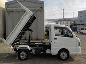 It is a picture of the white nissan nt100 clipper dump in 2014,First Photo Stock No.Y033568