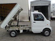 It is a picture of the white suzuki carry dump in 2006,First Photo Stock No.Y033821