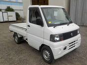 It is a picture of the white nissan clipper  truck in 2005,First Photo Stock No.Y034304