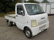 It is a picture of the white suzuki carry  truck in 2002,First Photo Stock No.Y034493