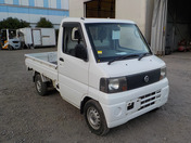 It is a picture of the white nissan clipper truck in 2004,First Photo Stock No.Y034571