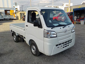 It is a picture of the white daihatsu hijet truck in 2019,First Photo Stock No.Y034773