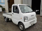 It is a picture of the white suzuki carry truck in 2006,First Photo Stock No.Y034867