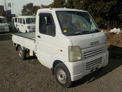 It is a picture of the white suzuki carry truck in 2002,First Photo Stock No.Y035321