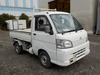 It is a picture of the white daihatsu hijet scissors dump in 2005,Sub Photo 1 Stock No.Y035515
