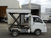 It is a picture of the white daihatsu hijet scissors dump in 2005,First Photo Stock No.Y035515