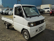 It is a picture of the white nissan clipper truck in 2004,First Photo Stock No.Y035838
