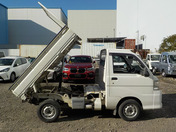It is a picture of the white daihatsu hijet dump in 2005,First Photo Stock No.Y035852