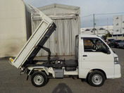 It is a picture of the white daihatsu hijet  dump in 2011,First Photo Stock No.Y036095