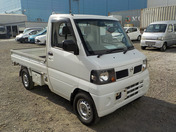 It is a picture of the white nissan clipper truck in 2006,First Photo Stock No.Y036192