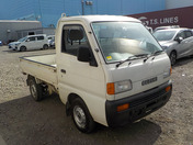 It is a picture of the white suzuki carry truck in 1995,First Photo Stock No.Y036565