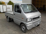 It is a picture of the silver suzuki carry truck in 2001,First Photo Stock No.Y036830