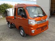 It is a picture of the orange daihatsu hijet jumbo in 2020,First Photo Stock No.Y036844