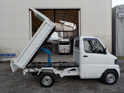 It is a picture of the white mitsubishi minicab dump in 2006,First Photo Stock No.Y036930
