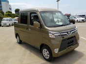 It is a picture of the  khaki  daihatsu hijet deck van in 2020,First Photo Stock No.Y037925