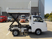 It is a picture of the white suzuki carry  scissors dump in 2021,First Photo Stock No.Y037926