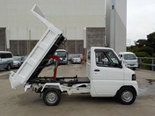 It is a picture of the white nissan clipper dump in 2008,First Photo Stock No.Y038655