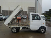 It is a picture of the white suzuki carry dump in 2006,First Photo Stock No.Y038791