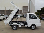 It is a picture of the white suzuki carry dump in 2021,First Photo Stock No.Y039676
