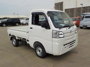 It is a picture of the white daihatsu hijet truck in 2021,First Photo Stock No.Y039677