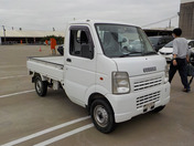 It is a picture of the white suzuki carry truck in 2004,First Photo Stock No.Y039971