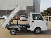 It is a picture of the white suzuki carry dump in 2014,First Photo Stock No.Y040052