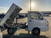 It is a picture of the white suzuki carry dump in 2019,First Photo Stock No.Y040137