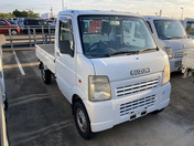 It is a picture of the white suzuki carry truck in 2006,First Photo Stock No.Y040225