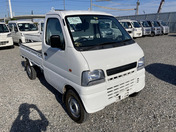It is a picture of the white suzuki carry truck in 2001,First Photo Stock No.Y040313
