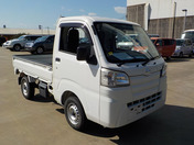 It is a picture of the white daihatsu hijet truck in 2015,First Photo Stock No.Y040378