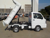 It is a picture of the white suzuki carry dump in 2020,First Photo Stock No.Y040501